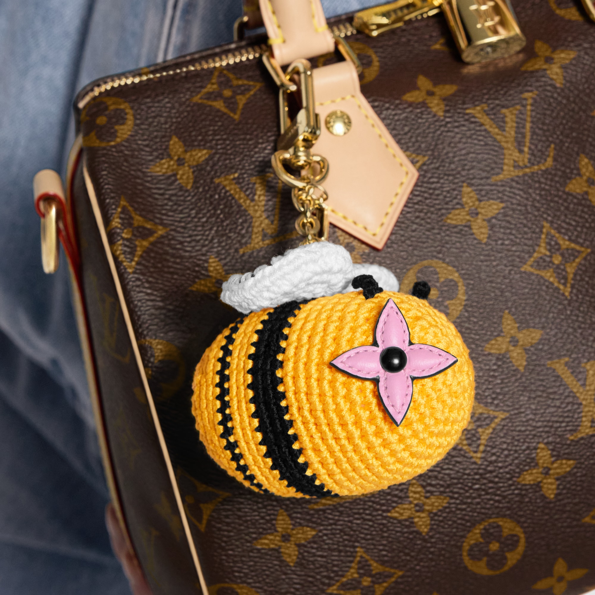 Bee LV Crochet Bag Charm S00 in Wanita
