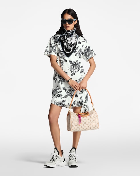 S00 액세서리 실크 스퀘어 & 방도 블루밍 모노그램 스퀘어 90 | 루이비통 공식 온라인 스토어®