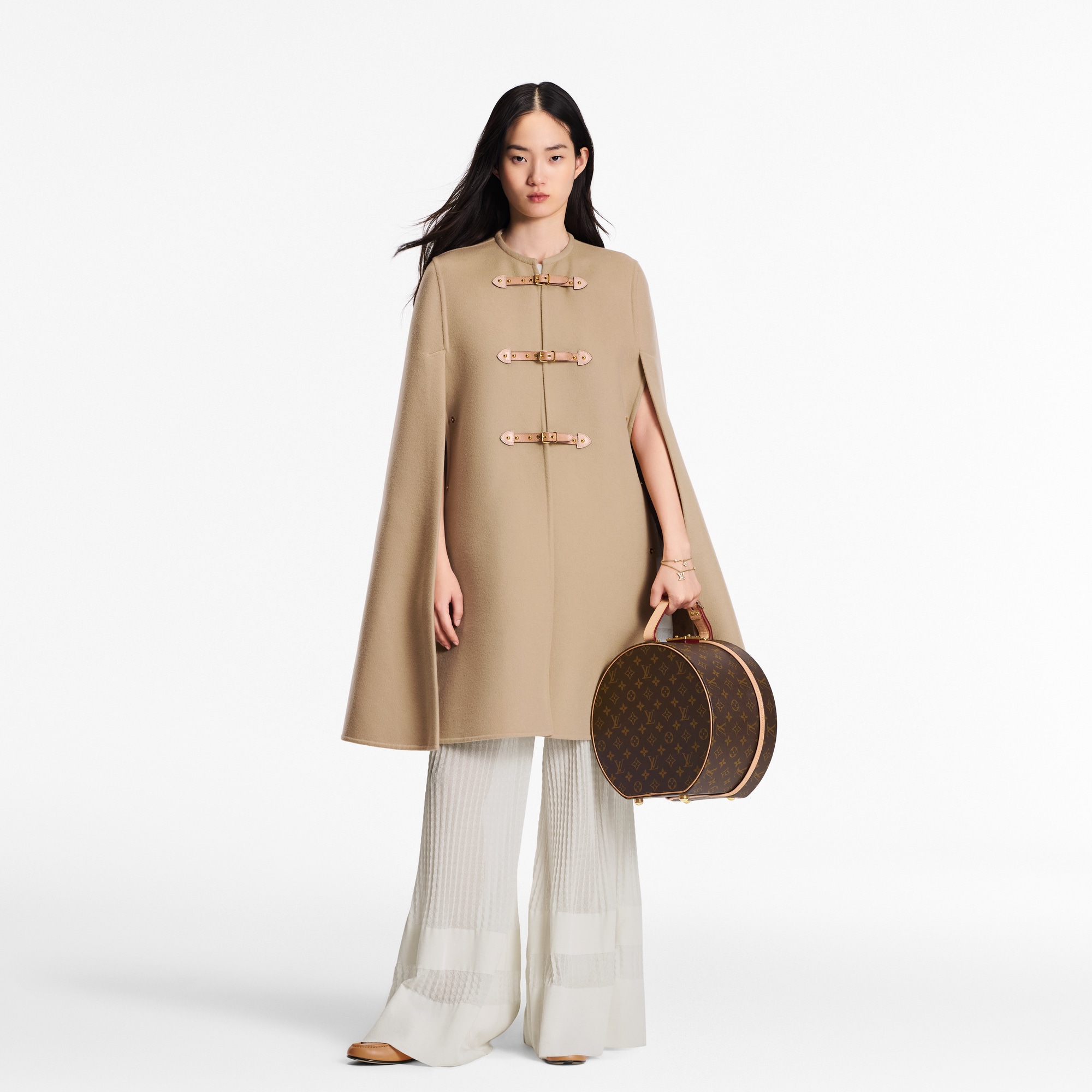 Boîte Chapeau 30 Monogram Canvas in Les Extraordinaires