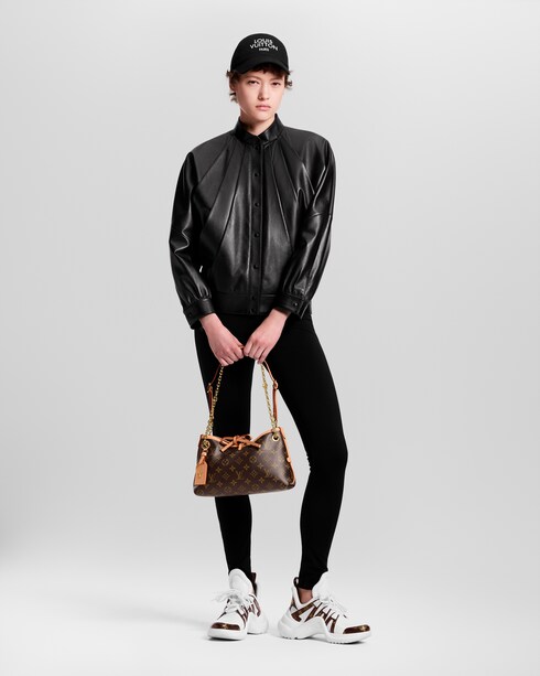 กระเป๋ารุ่น CarryAll BB Monogram in ผู้หญิง's กระเป๋าถือ กระเป๋าถือสำหรับผู้หญิง collections by Louis Vuitton