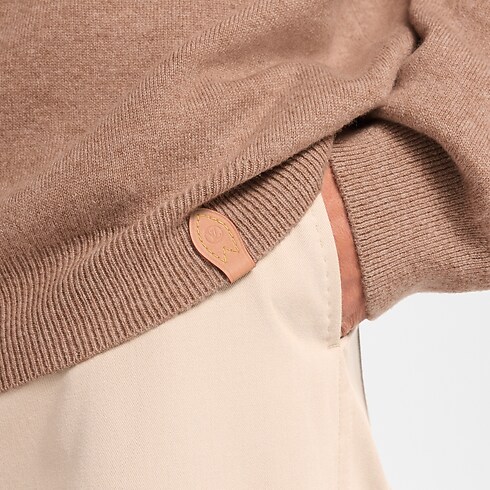 Cashmere Hoodie With Vvn Signature in Pria's Pakaian Rajutan dan Sweatshirt collections by Louis Vuitton (Perbesar produk)