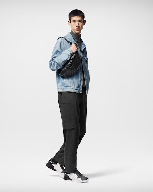 Discovery Bumbag PM Monogram Eclipse in Pria's Tas Semua Tas Untuk Pria collections by Louis Vuitton