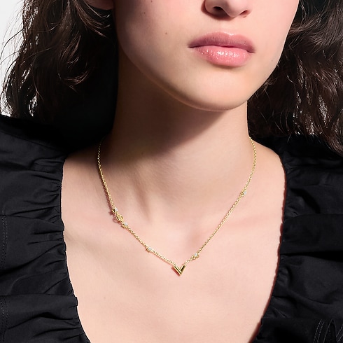 Essential V Strass PM Necklace S00 in Wanita's Fashion Jewelry Kalung collections by Louis Vuitton (Perbesar produk)