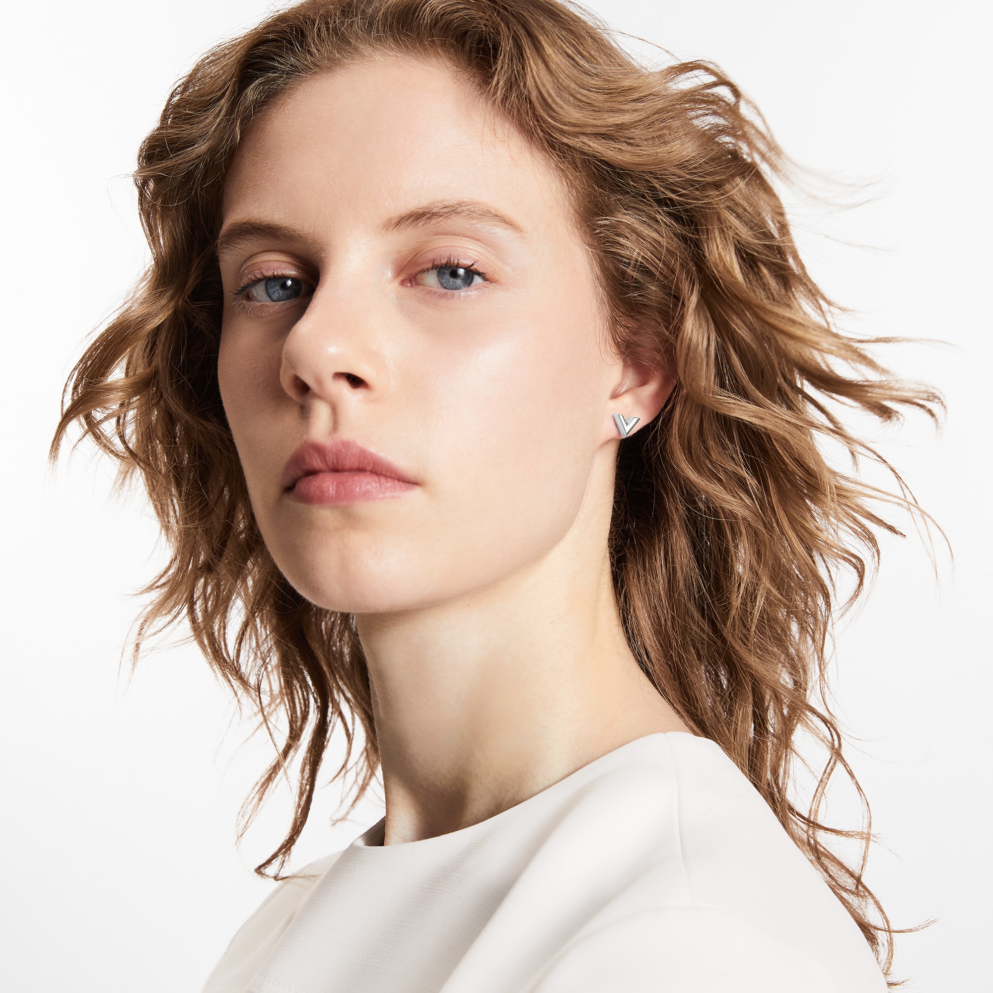 Essential V Stud Earrings S00 in Wanita