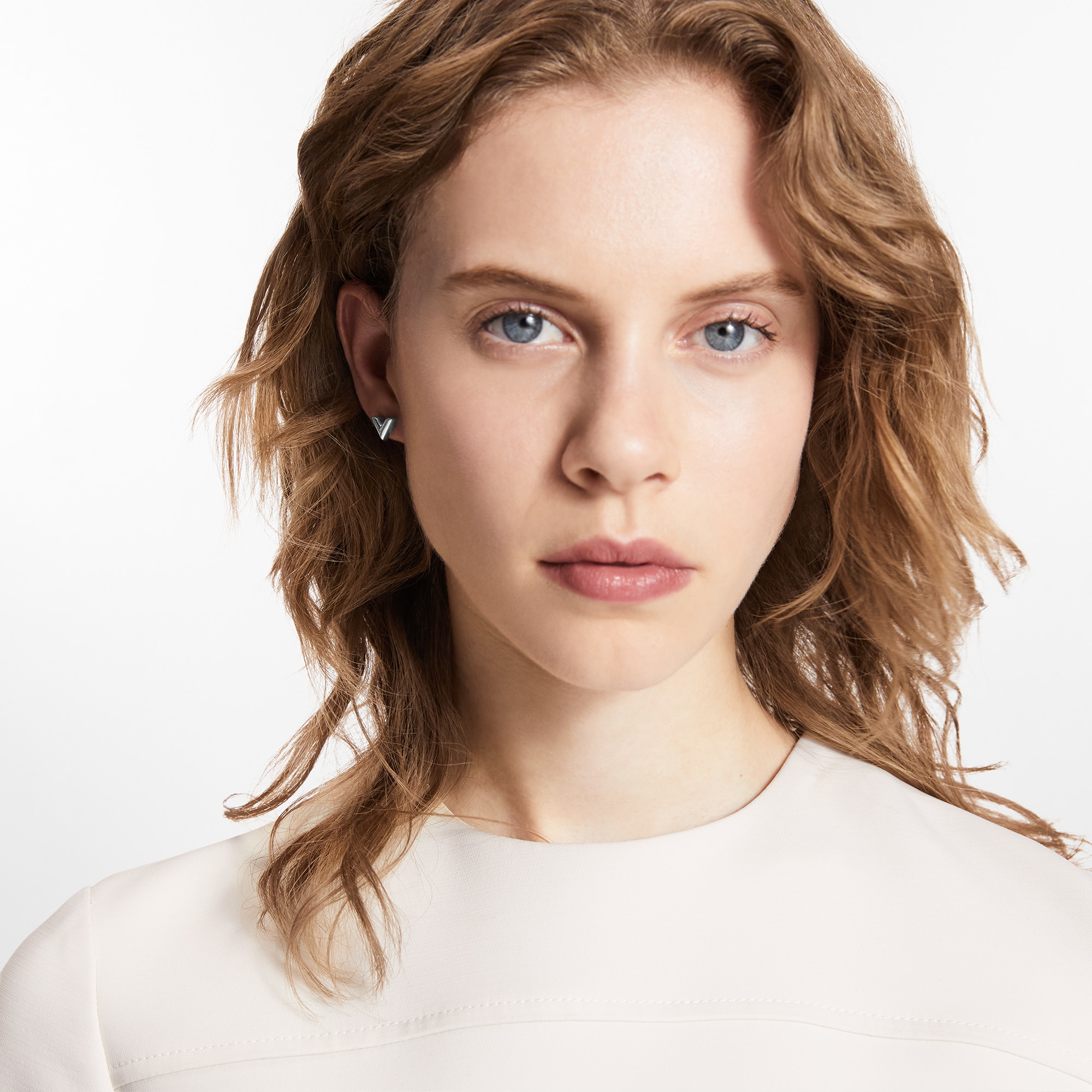 Essential V Stud Earrings S00 in Wanita