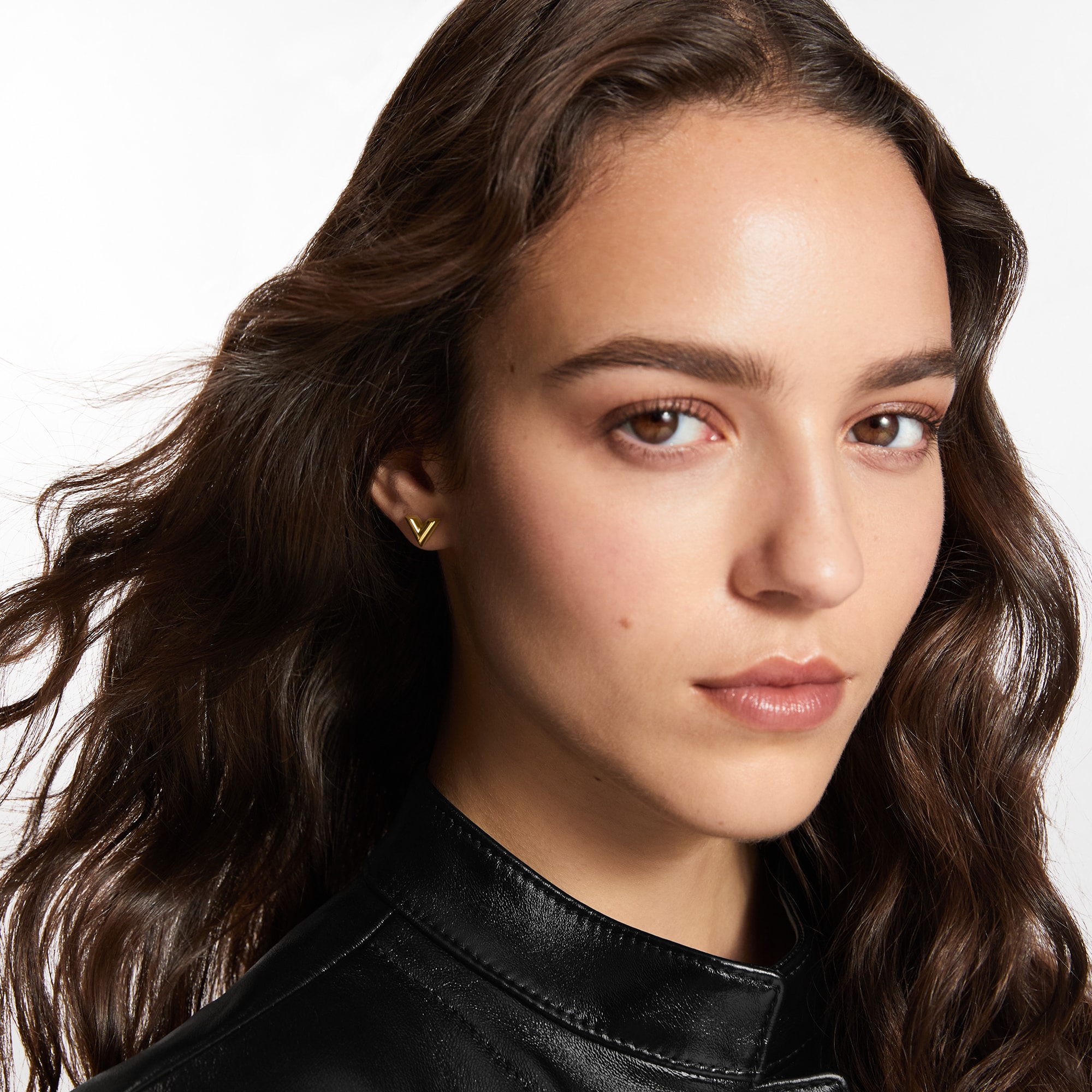 Essential V Stud Earrings S00 in Wanita