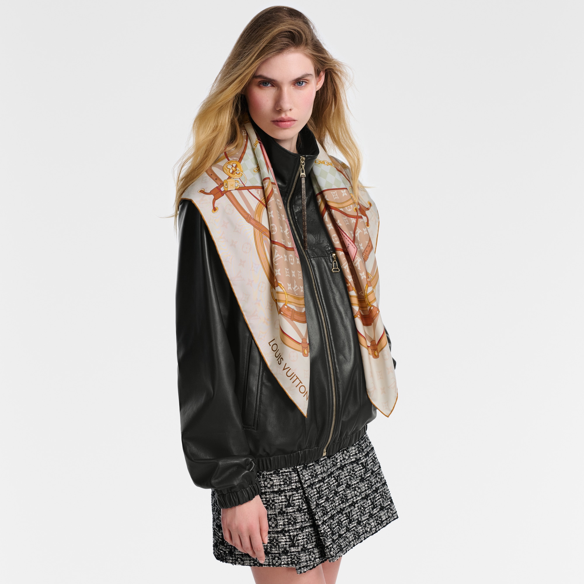 Flower And Straps Square 90 S00 in Wanita