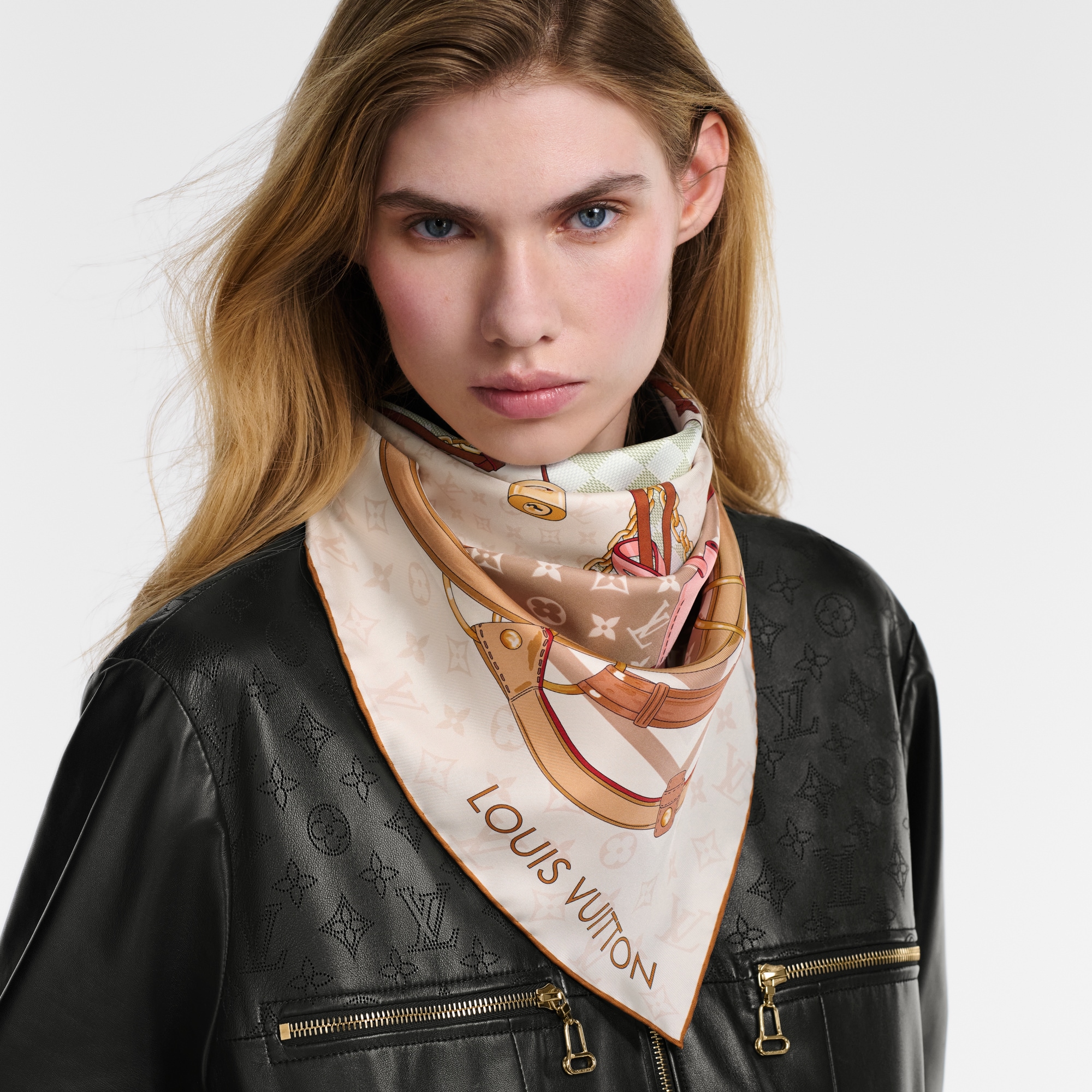 Flower And Straps Square 90 S00 in Wanita