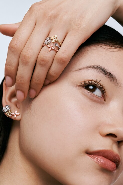Idylle Blossom Studs, 3 Golds And Diamonds in Perhiasan's Kategori Semua Koleksi collections by Louis Vuitton