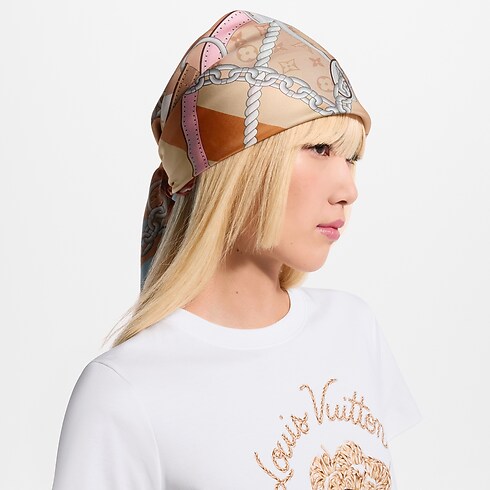 LV Classic Strap Square 90 S00 in Wanita's Aksesori Silk Squares and Bandeaus collections by Louis Vuitton (Perbesar produk)