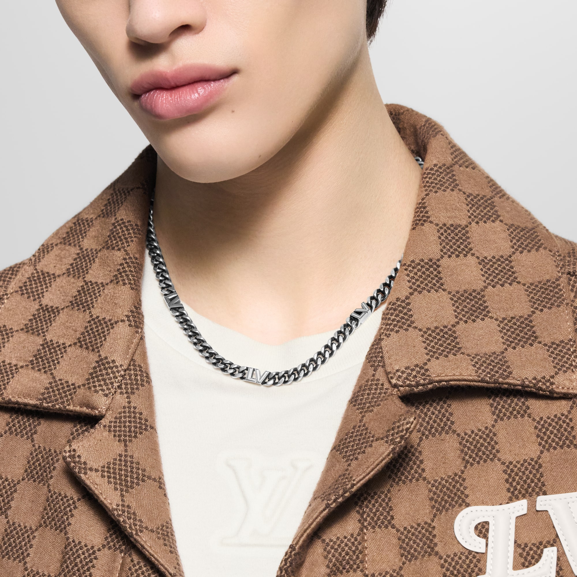 LV Club Chain Necklace S00 in Pria