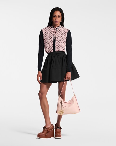 S00 액세서리 키 홀더 & 백참 LV 레터링 백 참 | 루이비통 공식 온라인 스토어®