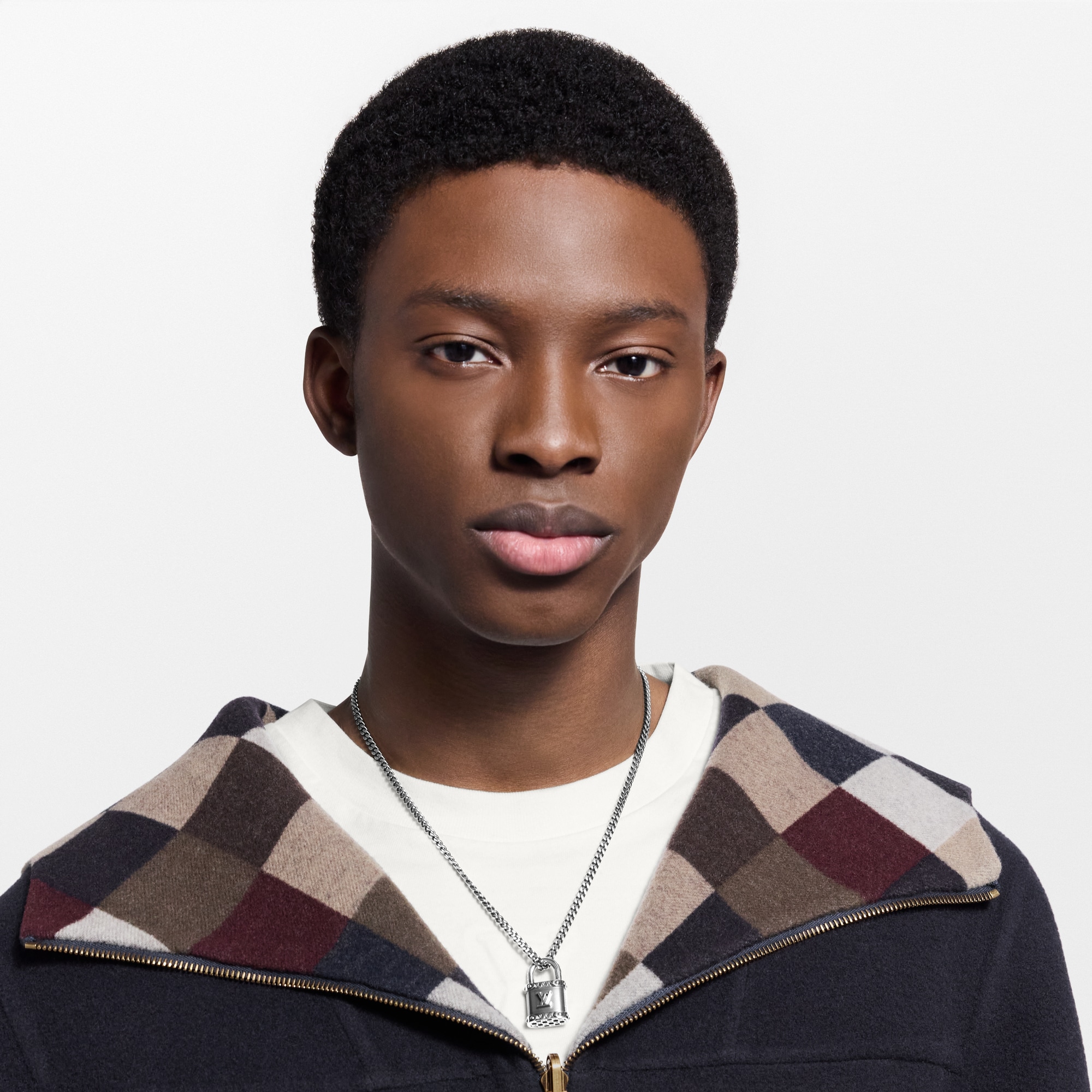 LV Lock Necklace S00 in Pria