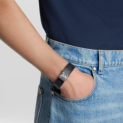LV Slim Bracelet Monogram Eclipse in Terbaru's Ramadan Koleksi Ramadan untuk Pria collections by Louis Vuitton (Perbesar produk)
