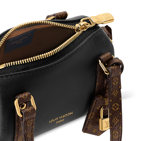 Micro Express Crossbody Bag Charm S00 in Wanita's Aksesori Gantungan Kunci dan Tas collections by Louis Vuitton (Perbesar produk)