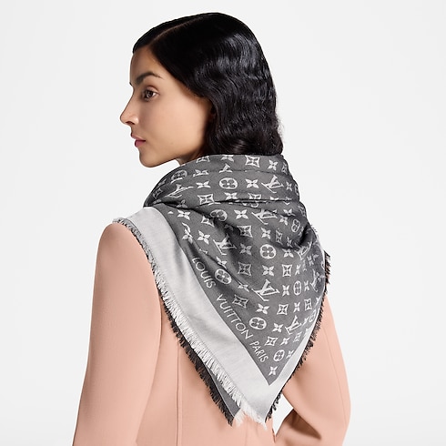 Monogram Denim Shawl S00 in Wanita's Aksesori Shawls and Stoles collections by Louis Vuitton (Perbesar produk)