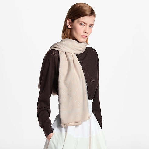 Monogram Denim Shawl S00 in Wanita's Aksesori Shawls collections by Louis Vuitton (Perbesar produk)