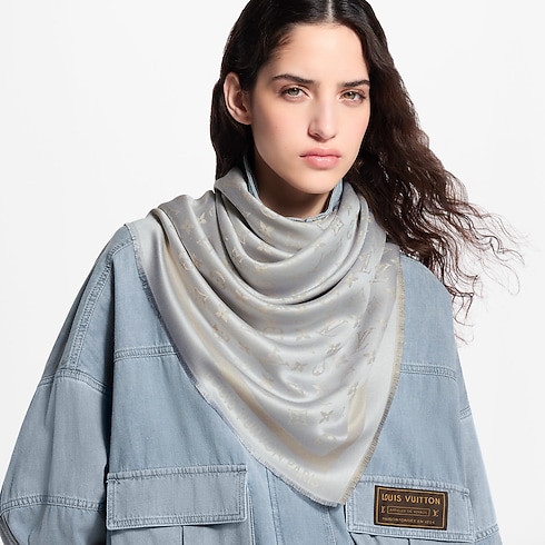 Monogram Shine Shawl S00 in Wanita's Aksesori Shawls collections by Louis Vuitton (Perbesar produk)