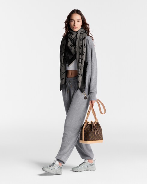 Neo Natté Monogram Shawl S00 in Wanita's Aksesori Shawls and Stoles collections by Louis Vuitton