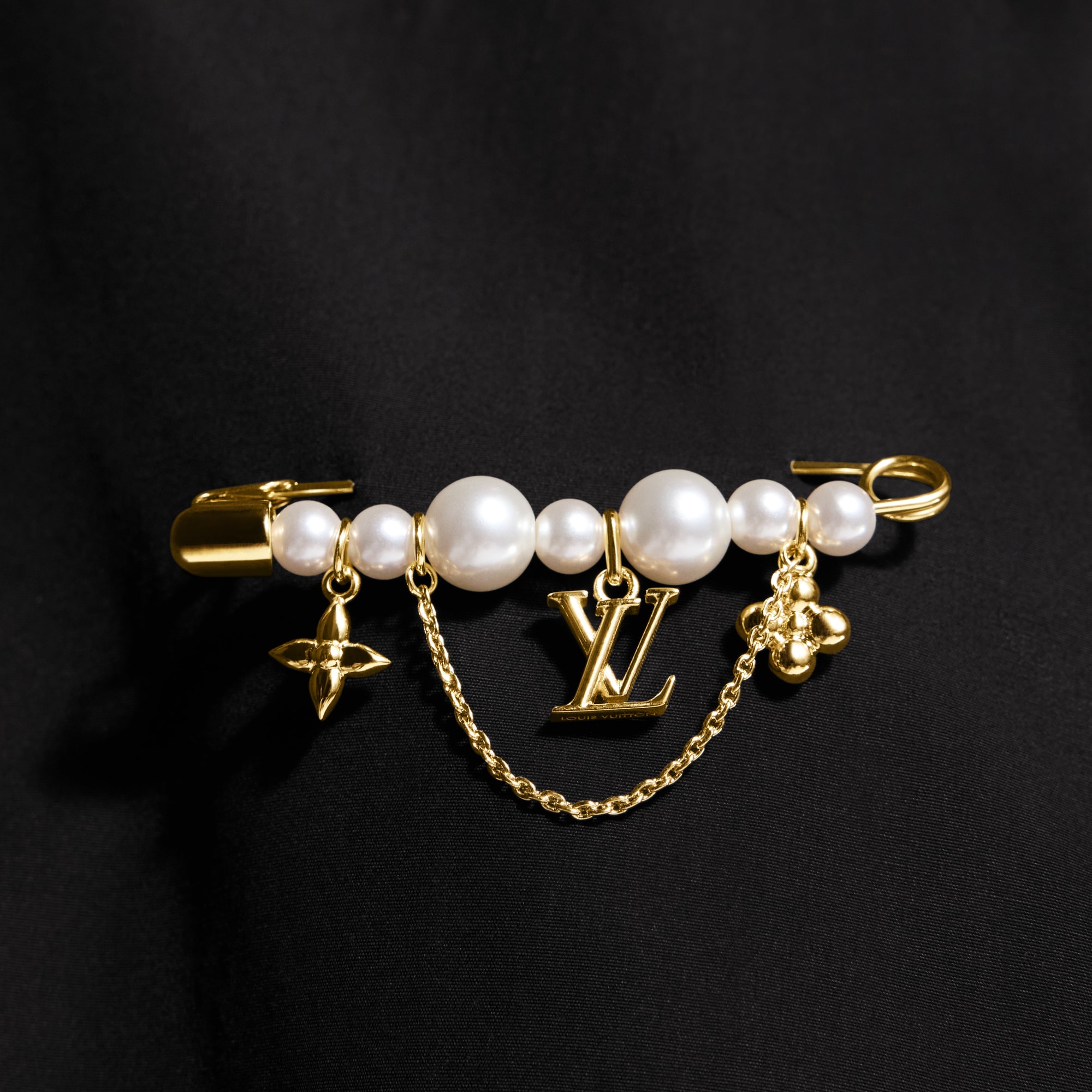 Pearl River Brooch S00 in Wanita