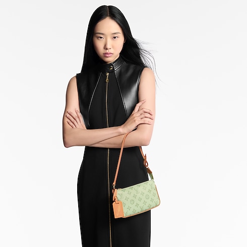 Pochette Accessoires Other Monogram Canvas in Wanita's Dompet dan Aksesori Kulit Wallet on Chain dan Tas Mikro collections by Louis Vuitton (Perbesar produk)