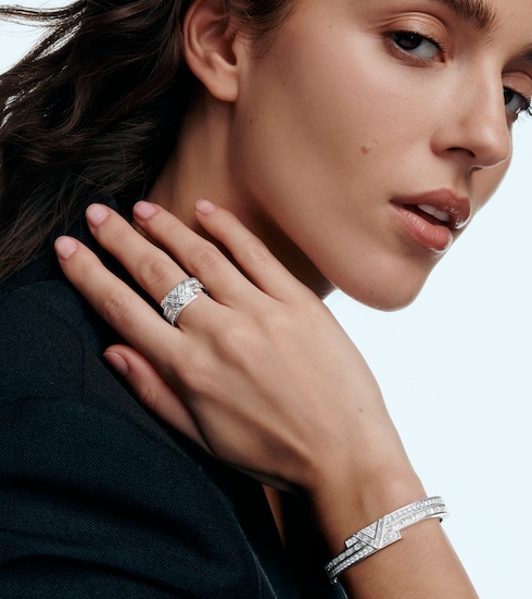 Pure V Bracelet, White Gold & Diamonds in Les Extraordinaires's Perhiasan Gelang collections by Louis Vuitton
