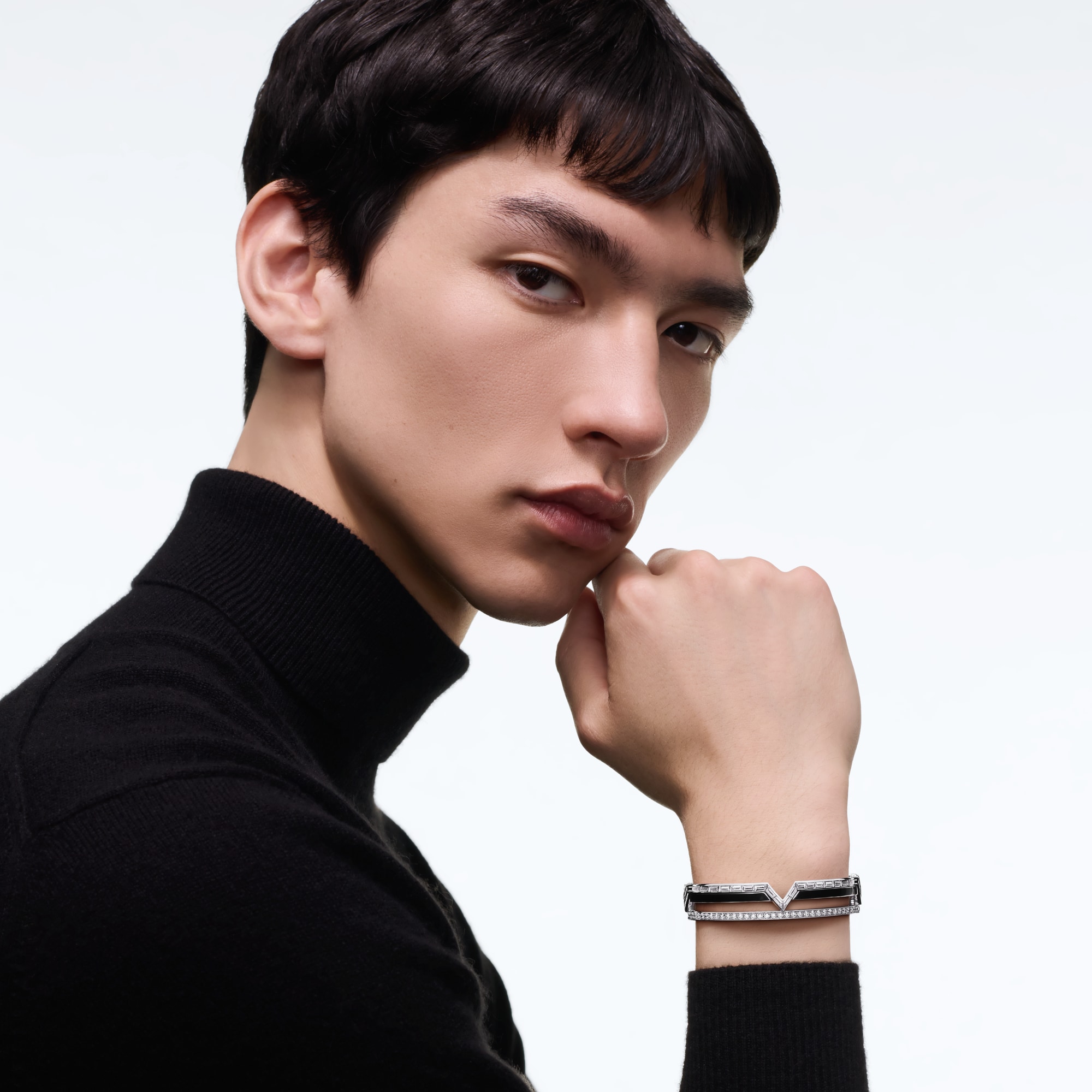 Pure V Bracelet, White Gold, Lacquer & Diamonds  in Les Extraordinaires