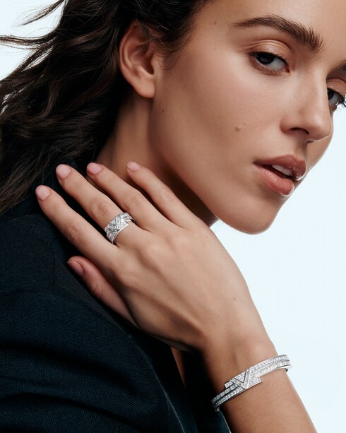 Pure V Ring, White Gold & Diamonds in Les Extraordinaires's Perhiasan High Jewelry collections by Louis Vuitton