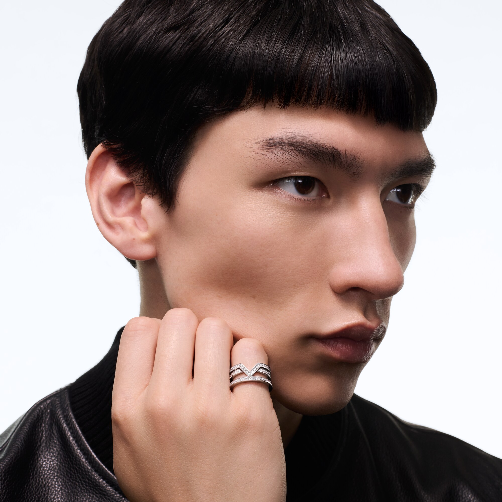 Pure V Ring, White Gold & Diamonds  in Les Extraordinaires