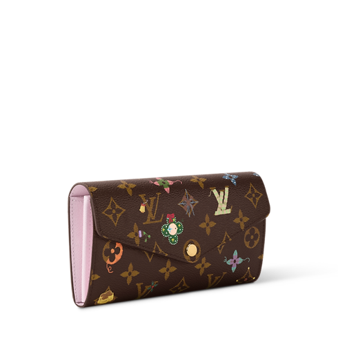 Sarah Wallet side view