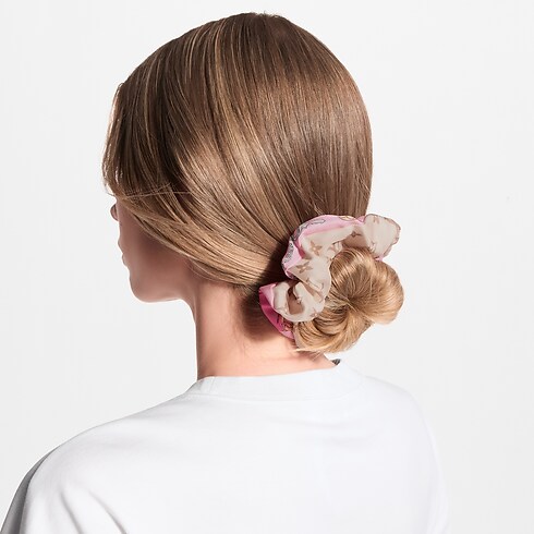 Strap And Trunk Set Of Scrunchies S00 in Wanita's Aksesori Aksesori Rambut collections by Louis Vuitton (Perbesar produk)