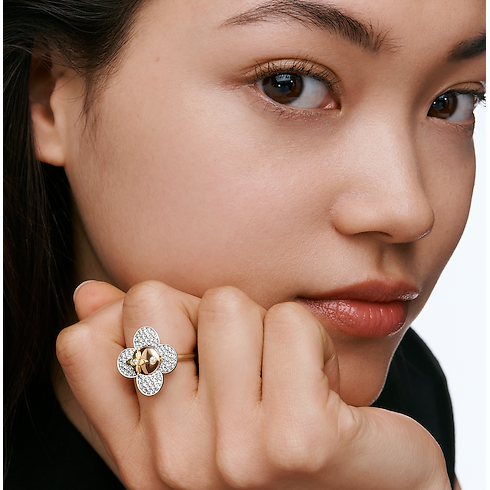 Vivienne Ring, 3 Golds and Diamonds in Perhiasan's Kategori Cincin collections by Louis Vuitton (Perbesar produk)